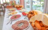 Raňajky sa podávajú formou bohatých švédskych stolov