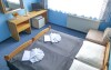 Ubytování je zajištěno v komfortně vybavených pokojích