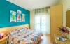 Moderně zařízené barevné pokoje, Hotel Romantik ***, Itálie