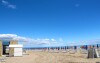 Piesočná pláž, lehátka, more, Lignano Sabbiadoro, Taliansko