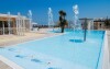 Na pláži je i bazén, Hotel Leonardo, Cattolica, Itálie