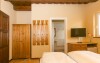 Izby sú vybavené dreveným nábytkom a kvalitnými posteľami