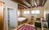 Pokoje jsou vybaveny dřevěným nábytkem a postelemi
