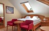 Pokoje jsou vybaveny dřevěným nábytkem a postelemi