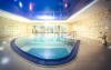 Hotelový bazén s teplotou 32 °C a masážními tryskami
