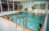 Zaplavete si i v hotelovém bazénu