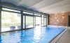 Vnitřní bazén v hotelovém wellness
