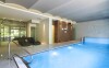 Vnitřní bazén v hotelovém wellness