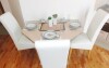 Jedálenský stôl v apartmáne Premantura Dom Apartments