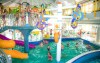 Vnútorný areál kúpeľov Zalakaros plný bazénov a zábavy