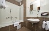 Pokoje mají koupelnu buď se sprchovým koutem, nebo vanou