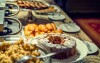 Snídaňový bufet nabízí i netradiční, krásně zdobené pokrmy