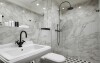 Modern márvány fürdőszoba küszöb nélküli zuhanyzóval