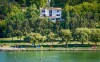 A Hotel Sirály közvetlenül a Balaton partján található