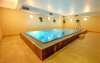 Hosté se mohou koupat v hotelovém vnitřním bazénu