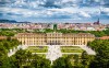 Slávny zámok Schönbrunn so záhradou Great Parter vo Viedni