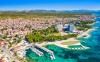 Tyrkysové pobrežie nabáda na kúpanie, Vodice, Chorvátsko