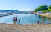 Tyrkysové pobrežie nabáda na kúpanie, Vodice, Chorvátsko