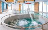 Vnitřní bazén se zábavními a relaxačními prvky, Wellness
