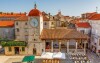 Prezrite si Kostol sv. Sebastiana v centre mesta Trogir