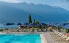 Bazén s lehátky, Hotel Royal Village ****, Limone sul Garda (BS), Itálie