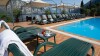 Napozóágyakkal ellátott medence, Hotel Sole ***, Malcesine, Olaszország
