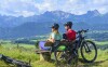 Kerékpárosok a padon, Mariandl im Oberwirt, Eggenfelden, Németország