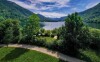 Privátní pláž, jezero Hintersee v rakouské oblasti Salcbursko