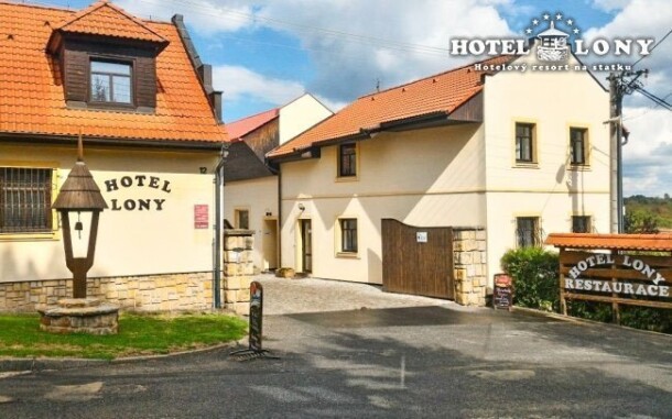Hotel Lony leží v romantickej dedinke Kozovazy