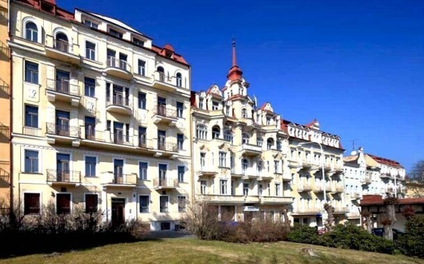 Hotel Romania leží jen 400 metrů od lázeňské kolonády
