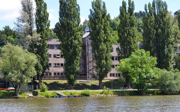 Hotel leží v klidném prostředí na břehu Vltavy