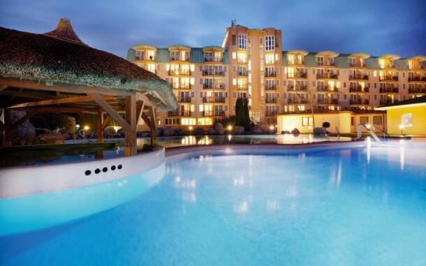 Luxusní hotel leží jen 400 metrů od jezera Hévíz