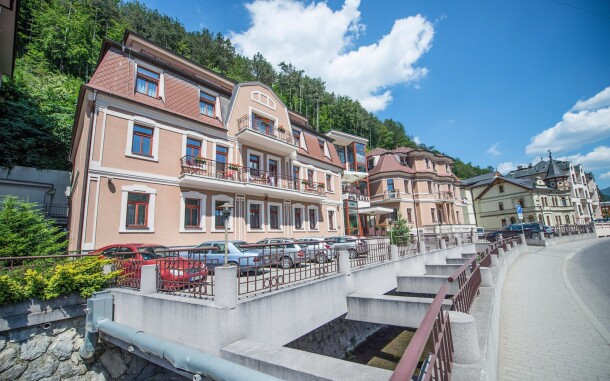 Garni hotel Praha leží v údolí v Trenčianských Teplicích