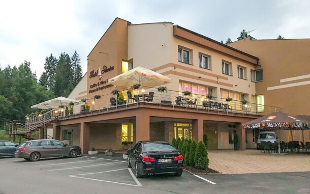 Hotel Slanica stojí na brehu Oravskej priehrady