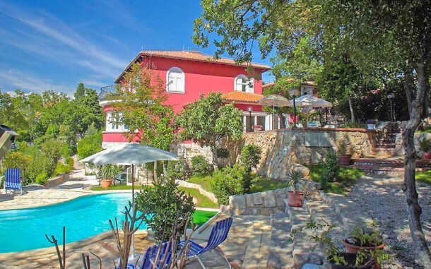 Villa Dora je obklopena zahradou a má vlastní bazén