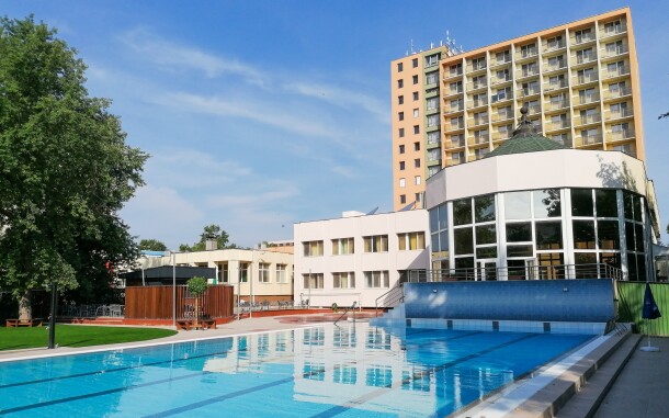 V hotelu je pro hosty k dispozici také několik bazénů