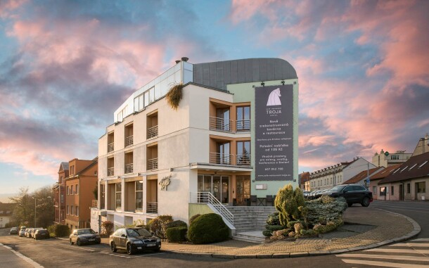 A Hotel Troja*** kényelmes helyen, a metrómegálló közelében 