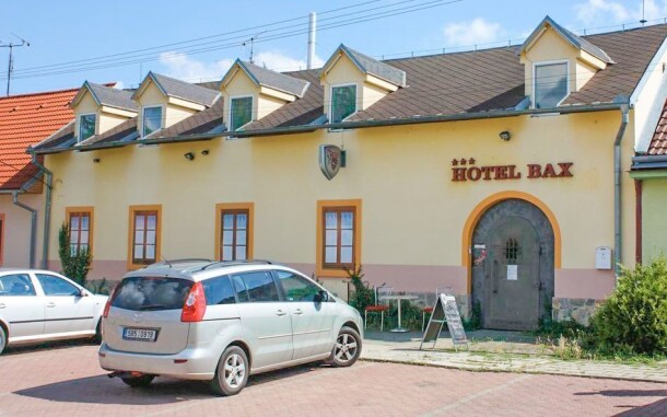 A Hotel Bax épülete Znojmo csendes részén található