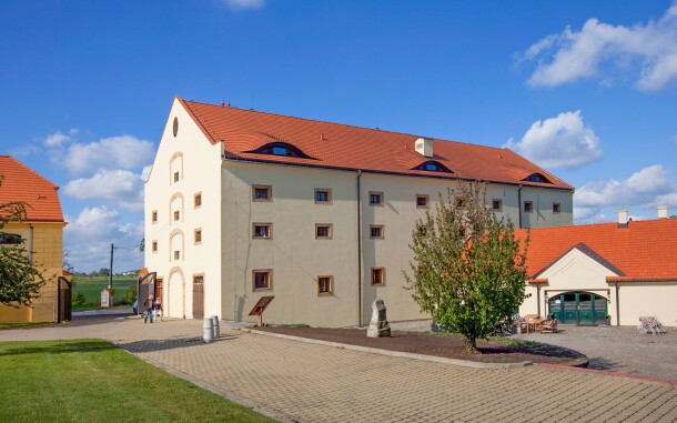 Původní sýpka, dnes Pytloun Zámecký Hotel Ctěnice ****