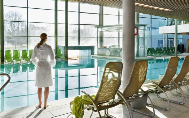 Beltéri medence, Therme Wien, Bécs, Ausztria