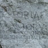 Římský nápis na trenčínské skále