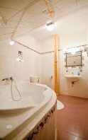 Podkrovní apartmá s rohovou vanou, Penzion Trámky, Vikýřovice, Jeseníky