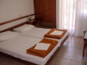 Kétágyas szoba a Primorka épületben, Hotel Adriatic **, Omisalj, Krk sziget, Horvátország