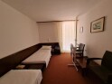 Kétágyas szoba a Primorka épületben, Hotel Adriatic **, Omisalj, Krk sziget, Horvátország