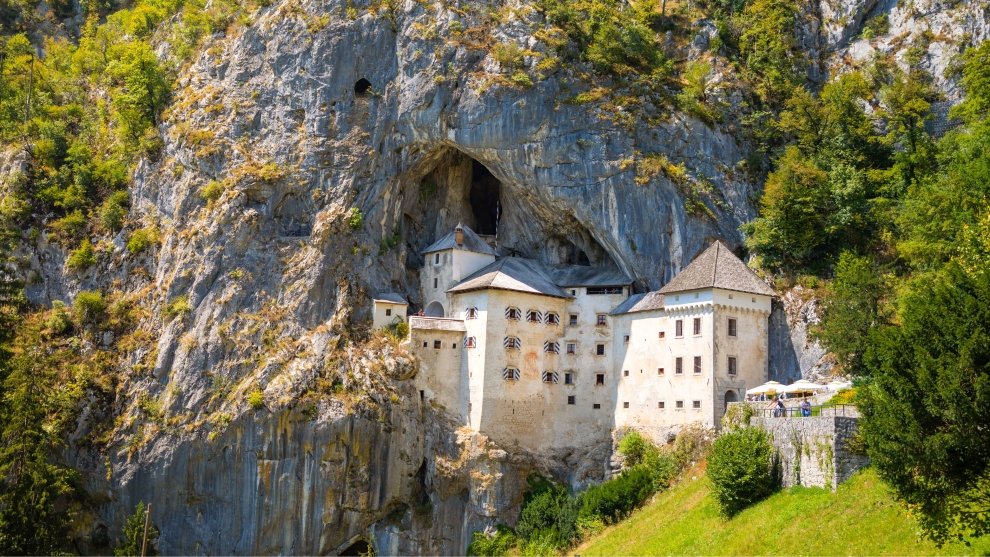 TOP látnivalók Szlovéniában: Predjamai-vár