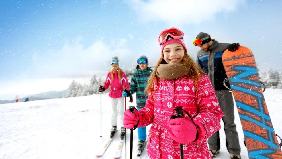 Sííelés és szánkózás a családdal