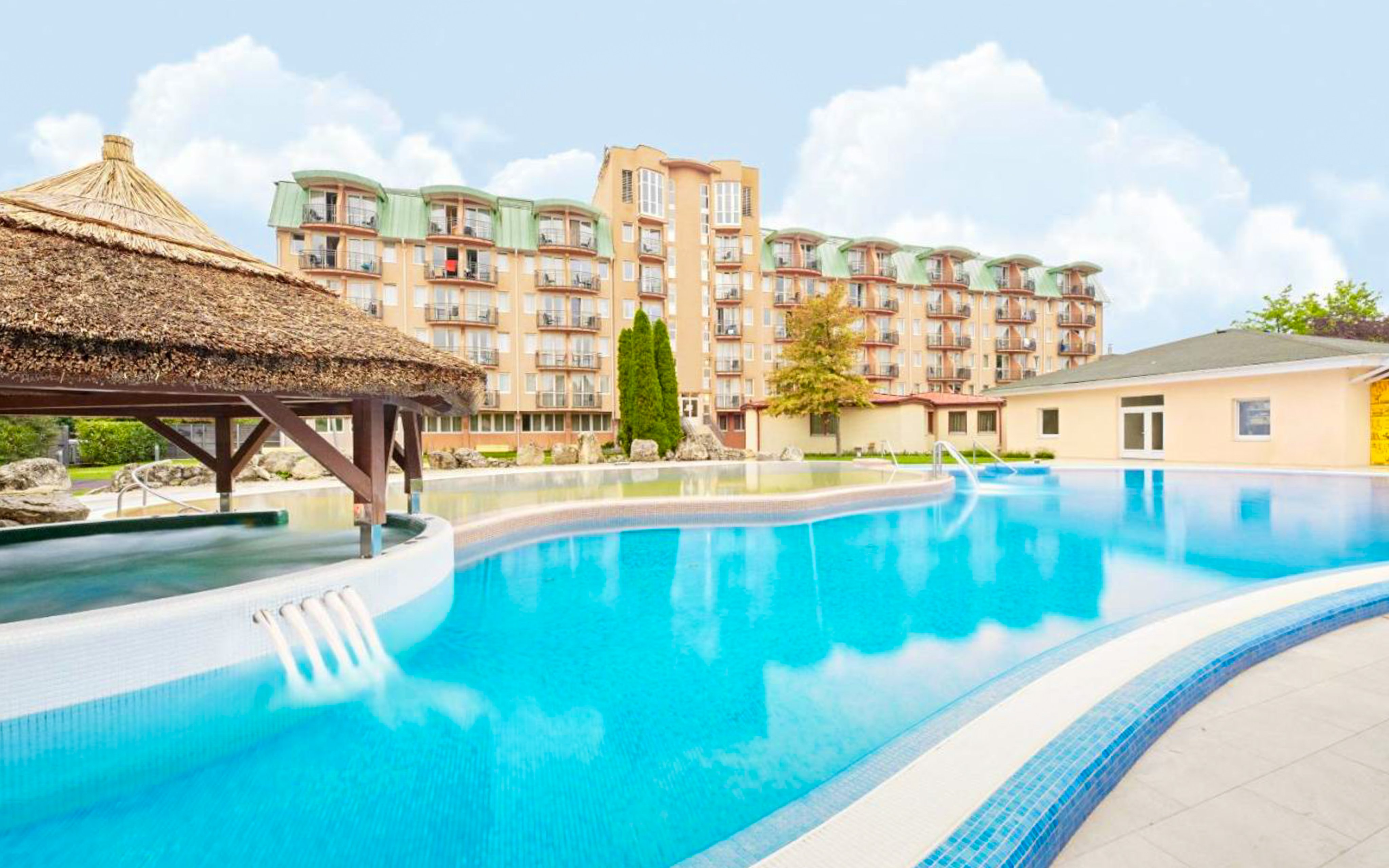 Hévíz 400 m od termálního jezera: 4* Hotel Európa Fit s all inclusive light, dvoupatrovým wellness a animacemi