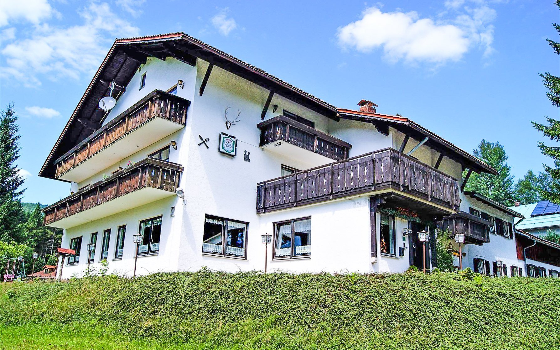 Bavorsko a Šumava jen 1,5 km od hranic s Českem v Penzionu Šumaváček se snídaní či polopenzí a kuželkami