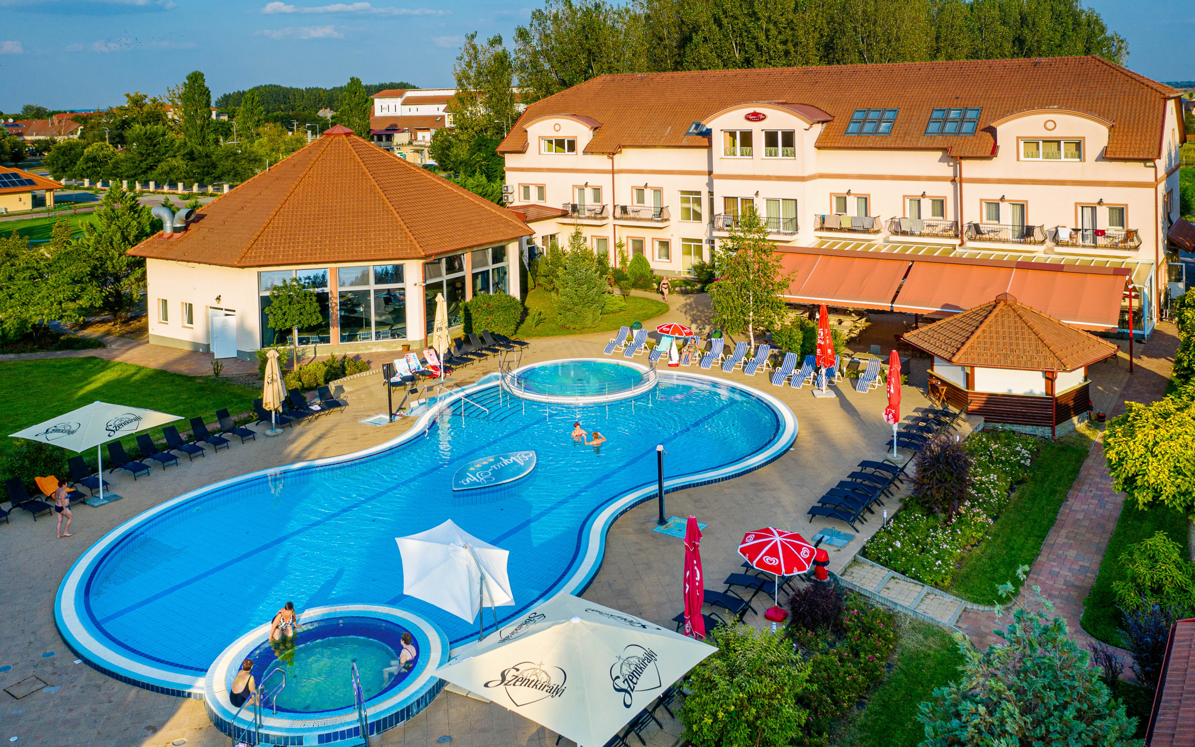 Maďarsko 200 m od lázní: Aqua-Spa Konferencia és Wellness Hotel **** s polopenzí + neomezený vstup do wellness