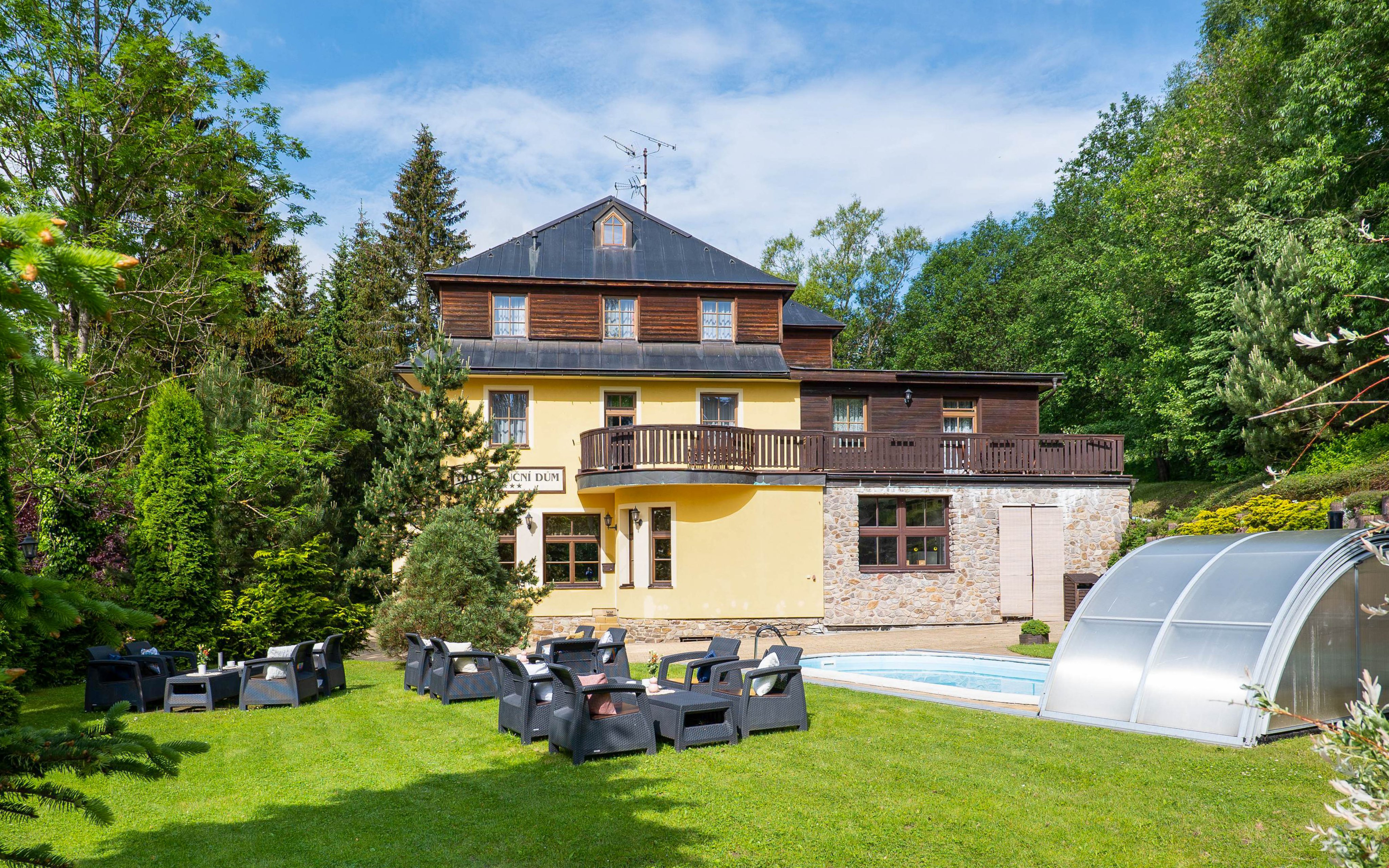 Janské Lázně u Stezky korunami stromů: Hotel Luční dům s polopenzí a bazénem + dětské hřiště, herna a kolárna